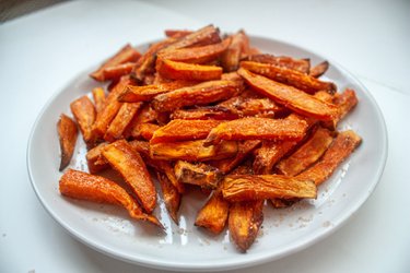 Süßkartoffel-Pommes aus der Heißluftfritteuse (süß)