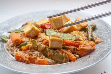 Nudeln mit Tofu in Erdnusssauce (bis zu 5 Zutaten)