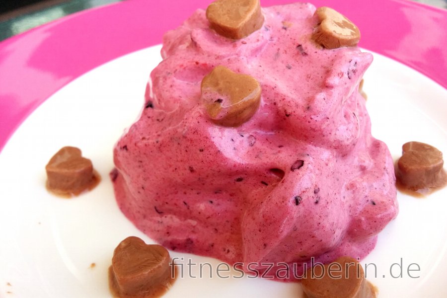 PROTEIN-FRUCHTMOUSSE MIT JOGHURT-DROPS