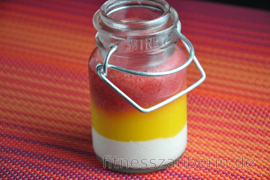 Gesundes Erdbeere-Mango-Panna-Cotta