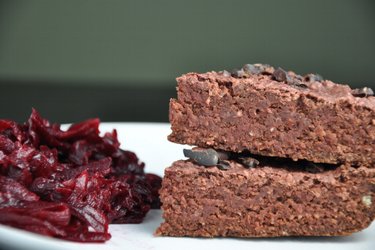 Glutenfreie Hafer-Brownies mit roter Bete