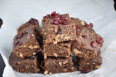 Glutenfreie Brownies aus schwarzen Bohnen mit Preiselbeeren, Kokos und Nüssen