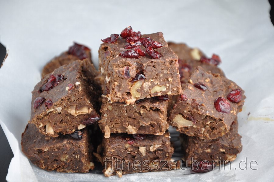 Glutenfreie Brownies aus schwarzen Bohnen mit Preiselbeeren, Kokos und Nüssen