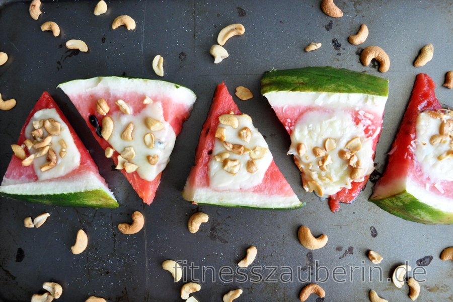 GEBACKENE WASSERMELONE MIT MOZZARELLA UND NÜSSEN