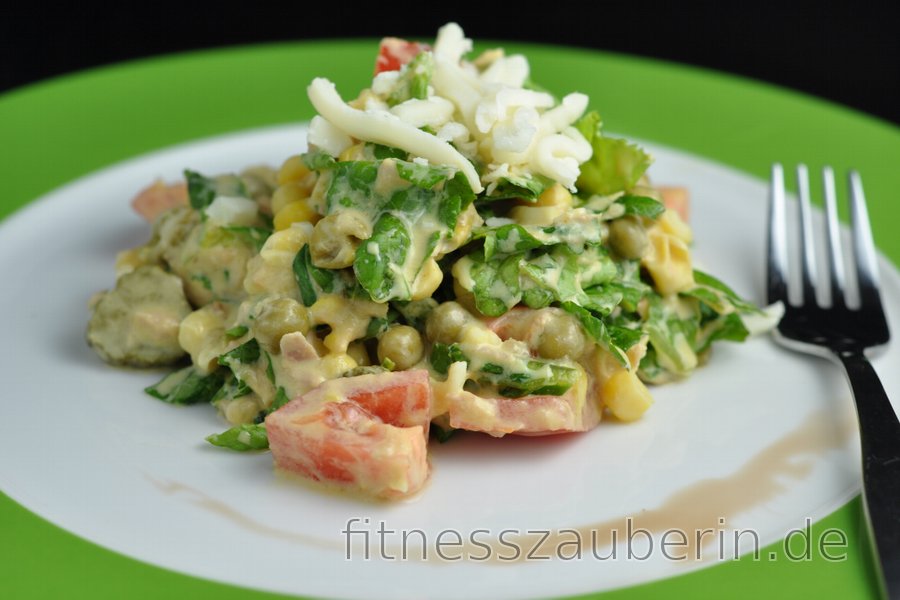 Fitnesssalat mit Thunfisch, Erbsen und Käse | fitnesszauberin.de