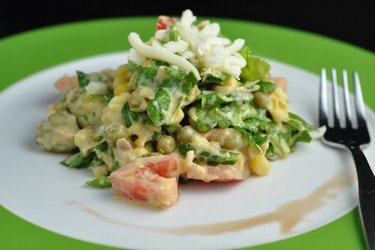 Fitnesssalat mit Thunfisch, Erbsen und Käse