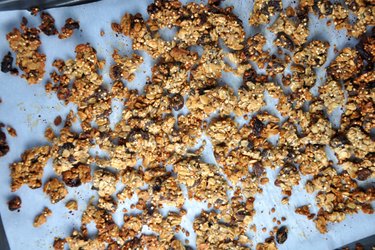 Gesundes selbstgemachtes Knuspermüsli aus Hafer, Buchweizen und Quinoa