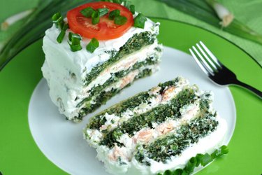 Gesunder leckerer Spinatkuchen mit Lachs