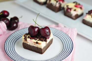 Gesunder Brownie-Käsekuchen mit Kirschen