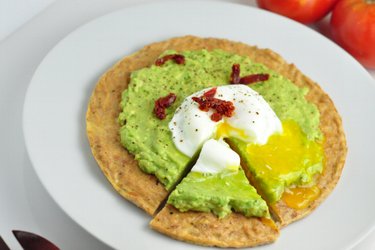 Low-Carb Thunfisch-Avocado-Pizza mit poschiertem Ei