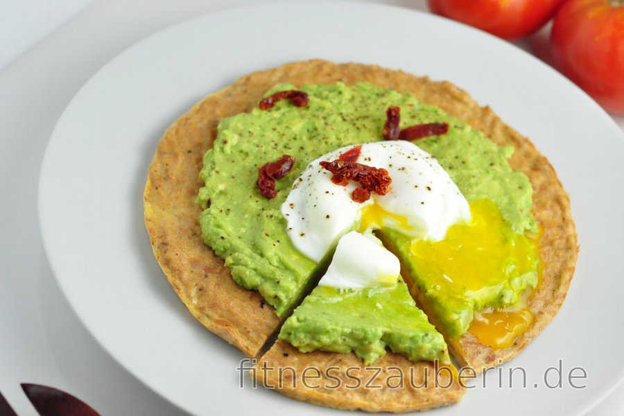 Low-Carb Thunfisch-Avocado-Pizza mit poschiertem Ei
