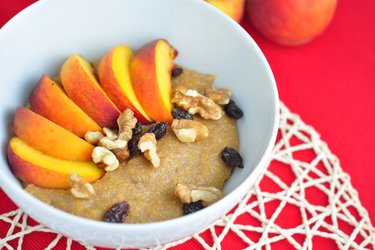 Einfacher Mais-Porridge mit Zimt und Pfirsich