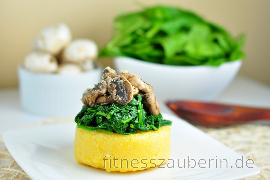 Schnell zubereitete Polenta mit Spinat und Champignons