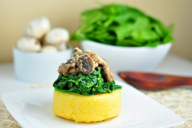 Schnell zubereitete Polenta mit Spinat und Champignons