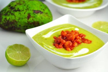 Kalte Avocadosuppe mit würzigen Garnelen