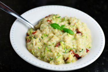 Leichter cremiger Zucchini-Risotto