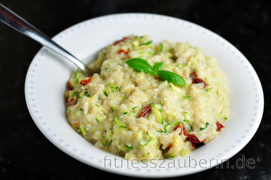 Leichter cremiger Zucchini-Risotto