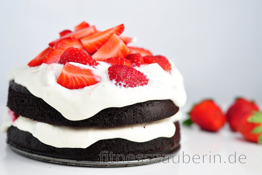 Gesunder mehlfreier Kakaokuchen mit einer Creme aus Erdbeerquark