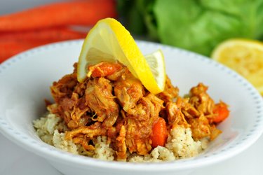 Low Carb-Hähnchenbrust mit Karotten und „Reis“ aus Blumenkohl