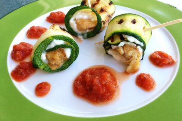 Hühnchen-Zucchini-Röllchen mit Hüttenkäse und Tomatensosse