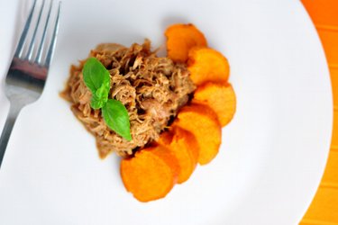 Köstliches Honig-"pulled chicken" mit Süßkartoffeln