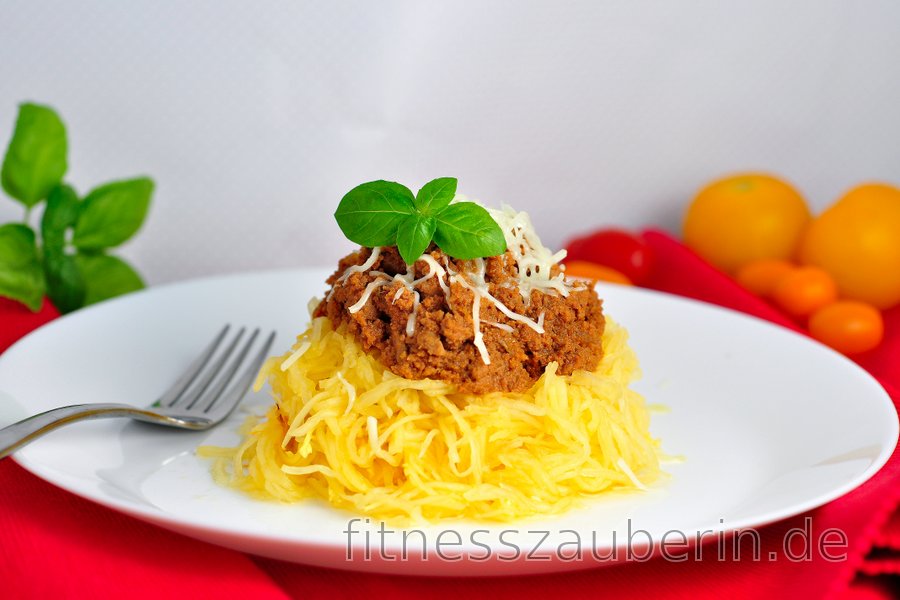 Kürbis-"Spaghetti" mit Putenhackfleisch in Tomatensauce