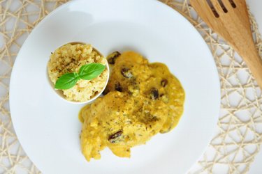 Exotische Hühnerbrust in Mango-Kokosnuss-Sauce mit Hirse