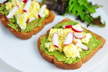 Gesunde Toasts mit Avocado, Rührei und Rettich