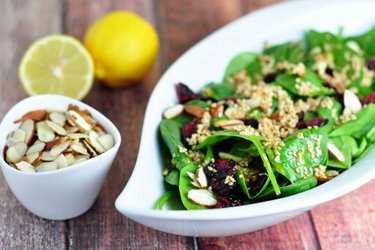 Spinatsalat mit Senf-Honig-Sesam-Dressing