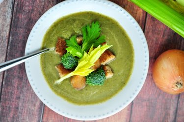 Einfache Sellerie- und Brokkoli-Suppe