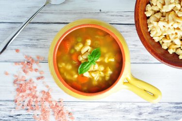 Gesunde Suppe mit Karotten, Erbsen und Kichererbsen-Gnocchi