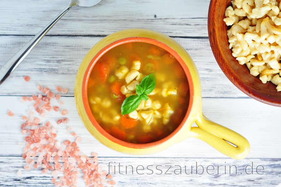 Gesunde Suppe mit Karotten, Erbsen und Kichererbsen-Gnocchi