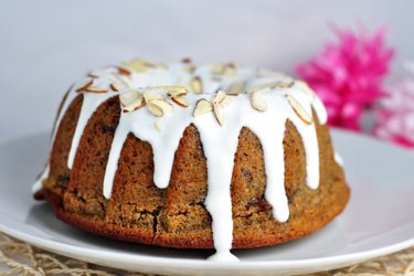 Haferflocken-Bundkuchen mit Mandelmehl und Kokosnussglasur