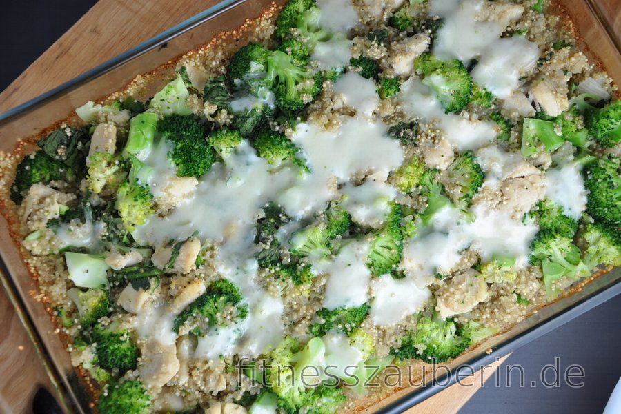 Gebackenes Quinoa mit Brokkoli und Hühnerfleisch
