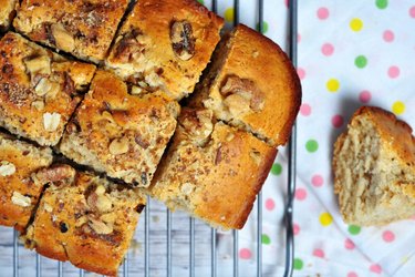 Dinkel-Blondie-Kuchen mit Nüssen