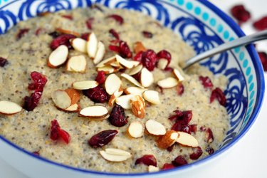 Milchiger Bulgur mit Chiasamen und Preiselbeeren