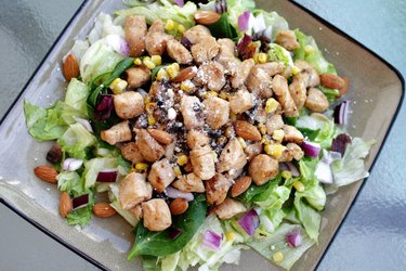 Gesunder Hühnersalat mit roter Zwiebel und Mandeln