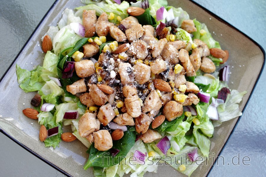 Gesunder Hühnersalat mit roter Zwiebel und Mandeln