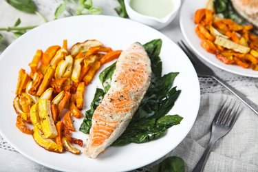 Gegrillter Lachs mit Gemüse-Pommes und Joghurt-Knoblauchsoße