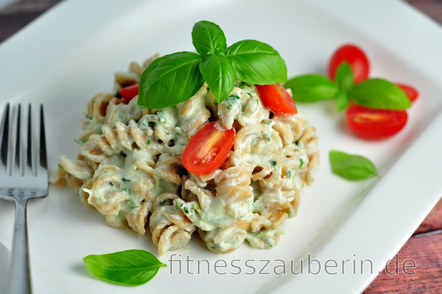 Kalorienreduzierte Pasta mit cremiger Basilikumsoße (kalorienarm ...