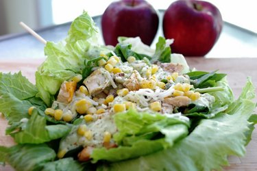 Leichtes Hühnersandwich in Salat mit Avocado-Dressing