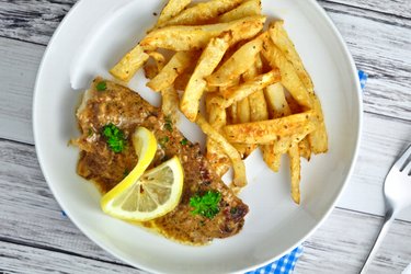 Geschmorter Kabeljau in Zitronen-Knoblauch-Sauce mit Sellerie-Pommes