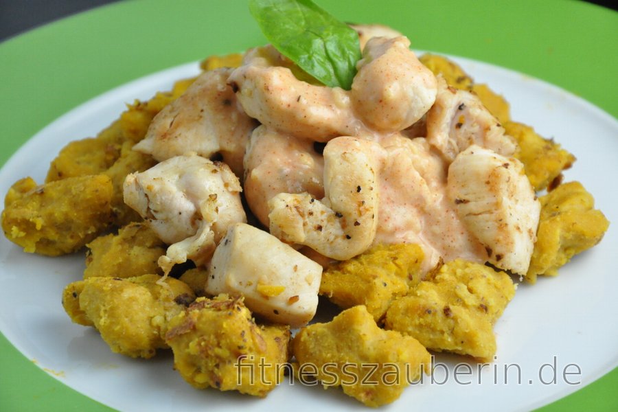 Kürbis-Gnocchi mit Hühnerfleisch und Käse-Soße