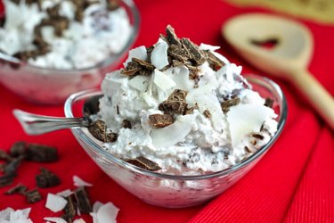 Leckere Raffaello-Creme mit Quark, Kirschen und Schokolade