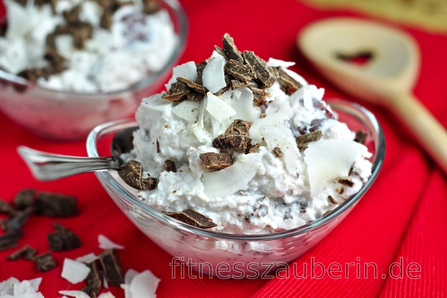 Leckere Raffaello-Creme mit Quark, Kirschen und Schokolade