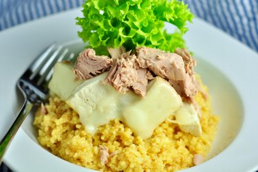 Käsetofu mit Couscous und Thunfisch