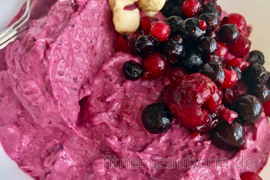 Gesundes und schnelles Eis-Rezept (aus Quark und Obst) | fitnesszauberin.de