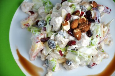 Leckerer Hühnersalat mit Früchten