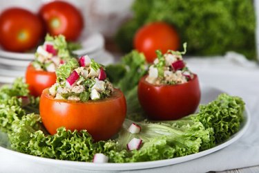 THUNFISCH-EI-SALAT IN TOMATE