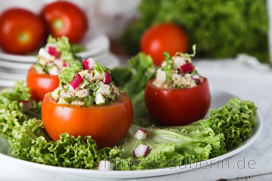 THUNFISCH-EI-SALAT IN TOMATE